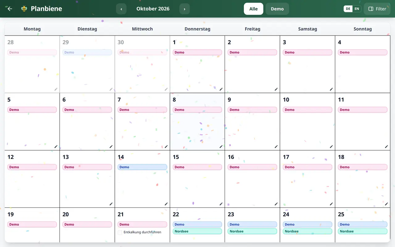 Schaufenster in der App: Monatskalender im Vollbild mit Betreuungstagen, Urlaubsband und Wochenplan-Aufgaben